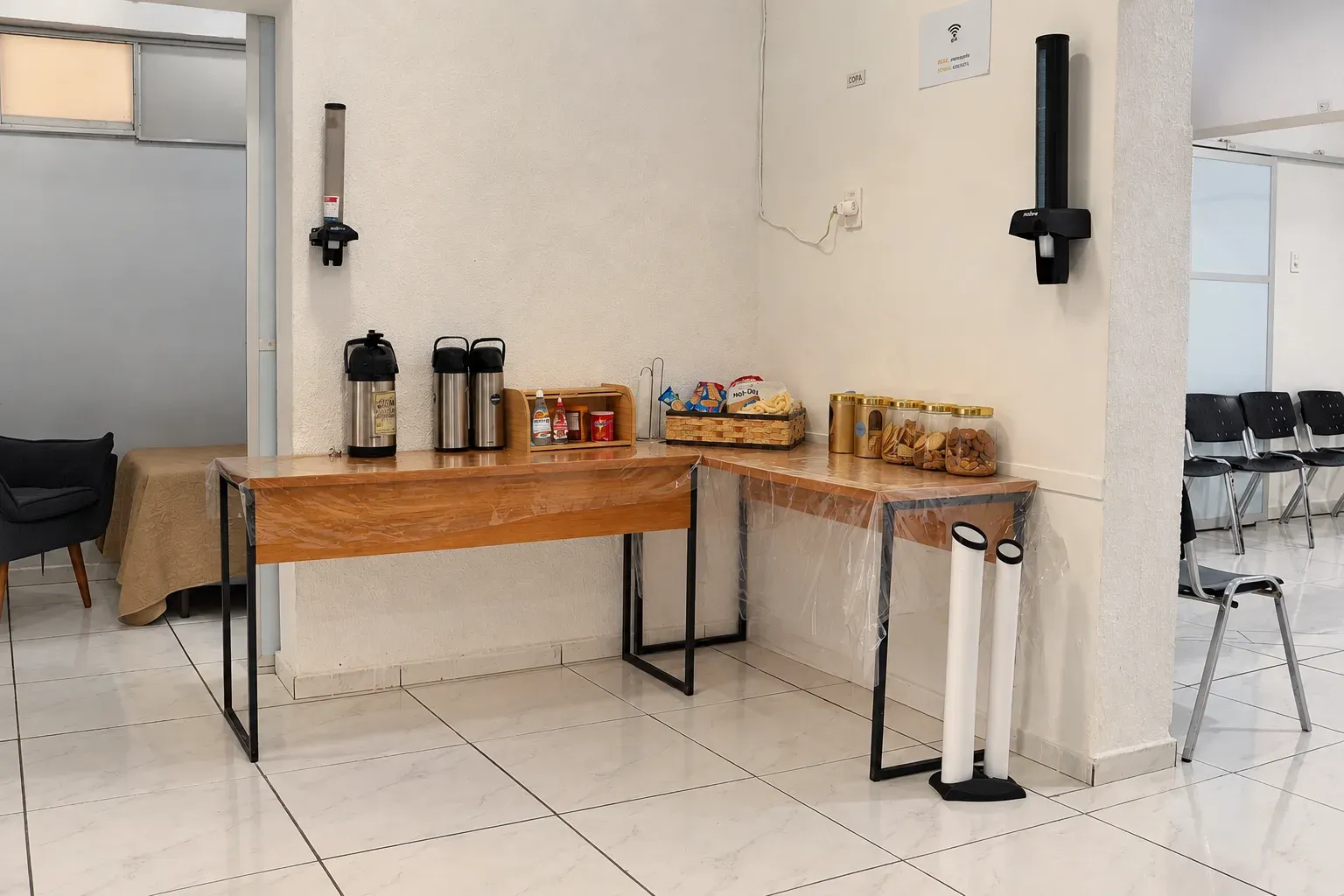 Espaço de apoio com café