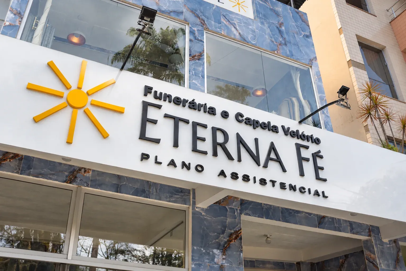 Fachada da sede da Eterna Fé com revestimento azul