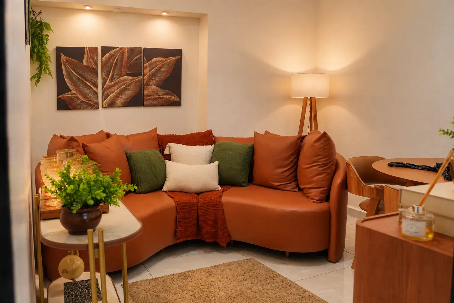 Sala de acolhimento com sofá e poltronas