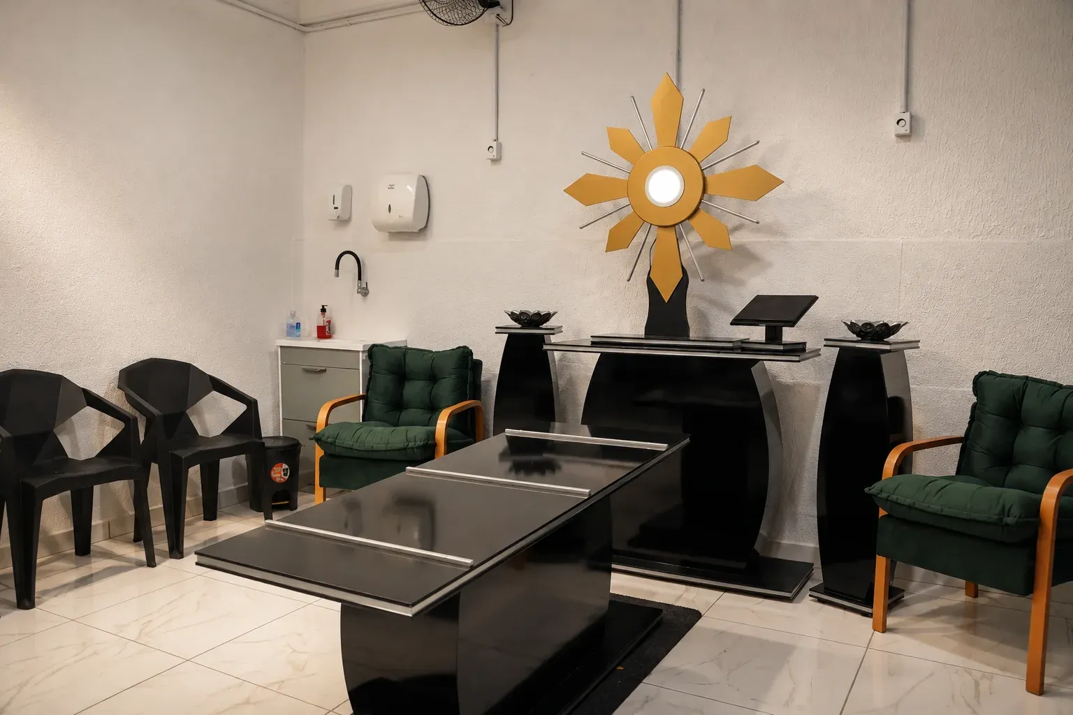 Sala de cerimônia com poltronas verdes
